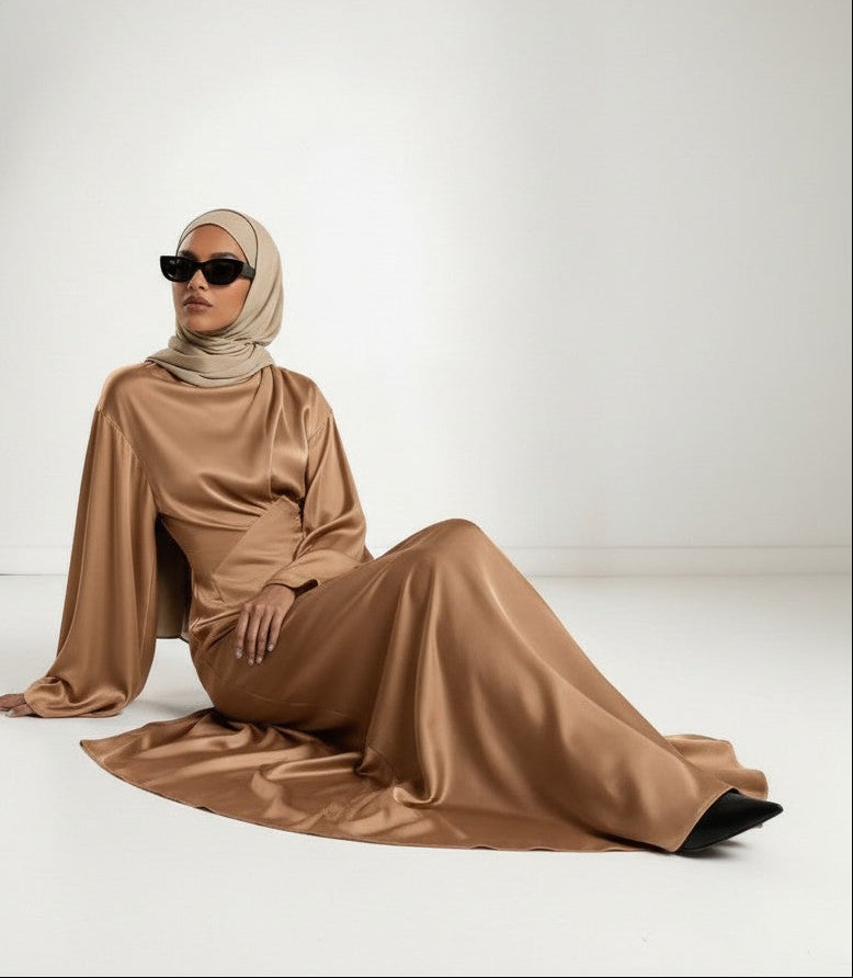 NAOMI_DRESS_zarelladesign_sitting_SIDE